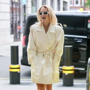 Meri Goldašić, jesi li to ti? Rita Ora u elegantnoj kombinaciji podsjeća na domaću influencericu