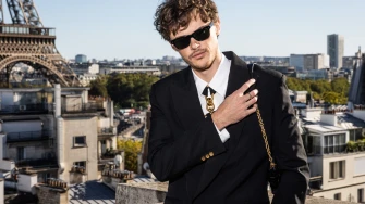 Tko je Christopher Briney, glumac kojeg mnogi uspoređuju s Leonardom DiCaprijem?