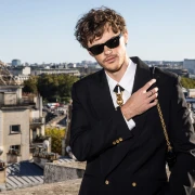 Tko je Christopher Briney, glumac kojeg mnogi uspoređuju s Leonardom DiCaprijem?