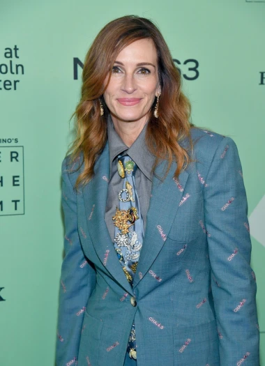 Djevojka sa špice fantastično nosi trendi modni detalj, poput Julije Roberts na crvenom tepihu