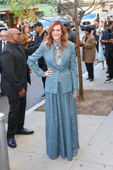 Djevojka sa špice fantastično nosi trendi modni detalj, poput Julije Roberts na crvenom tepihu