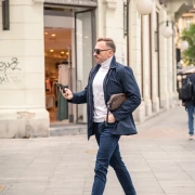 Muškarac sa špice oduševio elegantnom kombinacijom, a dizajnerska torbica je pun pogodak