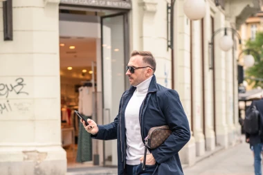 Muškarac sa špice oduševio elegantnom kombinacijom, a dizajnerska torbica je pun pogodak