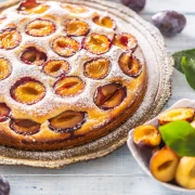 Jednostavan recept za kolač sa šljivama idealan je za sve početnike u kuhinji