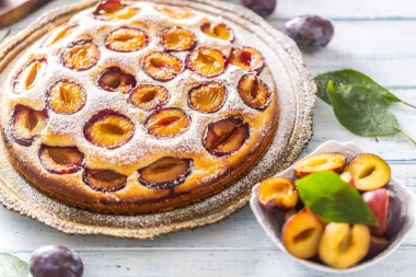 Jednostavan recept za kolač sa šljivama idealan je za sve početnike u kuhinji