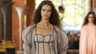 Fantastična Louis Vuitton revija: U 2026. čekaju nas volani, til i neutralne nijanse