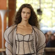 Fantastična Louis Vuitton revija: U 2026. čekaju nas volani, til i neutralne nijanse