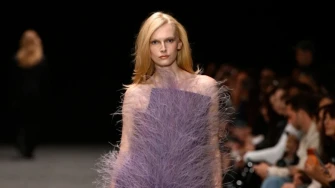 Stella McCartney oduševila bogatim haljinama od perja i rafije, pogledajte te kreacije!