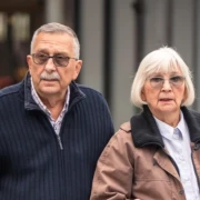 Par u zlatnim godinama zrači nježnošću, a modno je potpuno usklađen