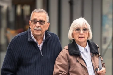 Par u zlatnim godinama zrači nježnošću, a modno je potpuno usklađen