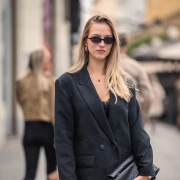 Atraktivna plavuša sa špice nosi bezvremenski sako i čizme koje trendseterice obožavaju