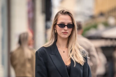 Atraktivna plavuša sa špice nosi bezvremenski sako i čizme koje trendseterice obožavaju