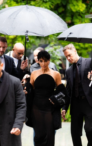 Nova frizura ili perika? Kim Kardashian iznenadila transformacijom na pariškom Tjednu mode