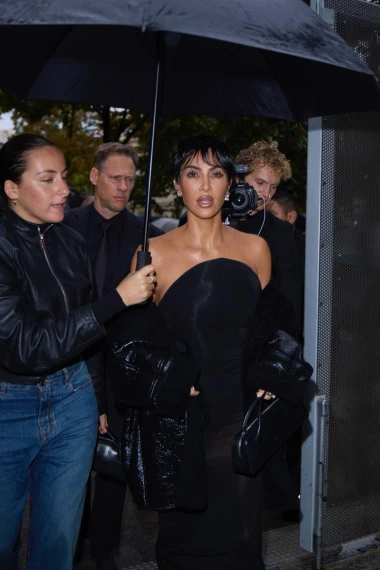 Nova frizura ili perika? Kim Kardashian iznenadila transformacijom na pariškom Tjednu mode