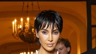 Nova frizura ili perika? Kim Kardashian iznenadila transformacijom na pariškom Tjednu mode
