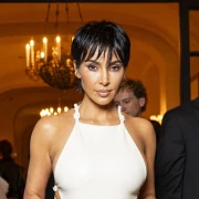 Nova frizura ili perika? Kim Kardashian iznenadila transformacijom na pariškom Tjednu mode