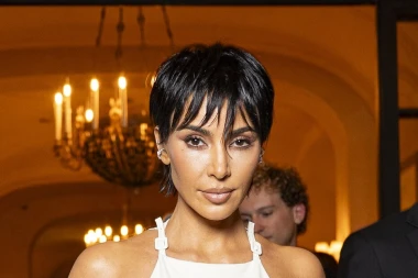 Nova frizura ili perika? Kim Kardashian iznenadila transformacijom na pariškom Tjednu mode