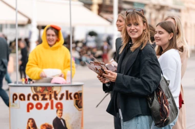 Nina Violić pretvorila Trg bana Jelačića u pozornicu – najavila komediju 'Parazitska posla'