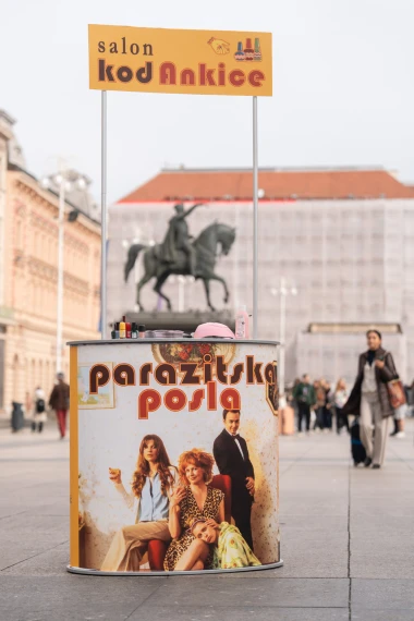 Nina Violić pretvorila Trg bana Jelačića u pozornicu – najavila komediju 'Parazitska posla'