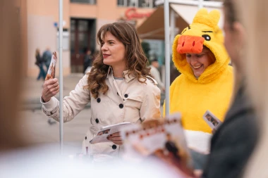 Nina Violić pretvorila Trg bana Jelačića u pozornicu – najavila komediju 'Parazitska posla'