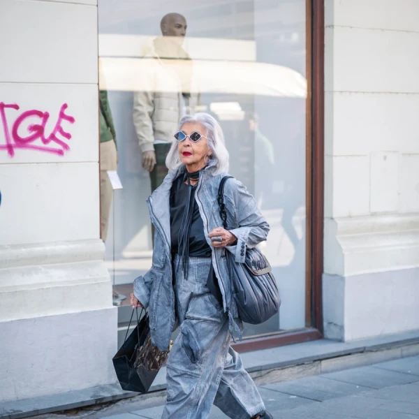 Otkačena kombinacija gospođe iz centra dokaz je da moda ne mora biti dosadna