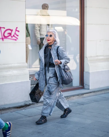 Otkačena kombinacija gospođe iz centra dokaz je da moda ne mora biti dosadna