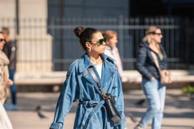 Dama sa špice u odličnom traper baloneru, nosi ga uz neobične mokasinke