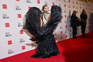 Dramatičan look Sarah Jessice Parker, s velikim crnim krilima izgledala je poput labuda