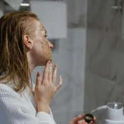 Zvuče genijalno, ali nisu: Beauty trendovi s TikToka koje je bolje preskočiti