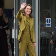 Kate Middleton uvijek nas osvoji, njezino elegantno zeleno odijelo želimo u svom ormaru