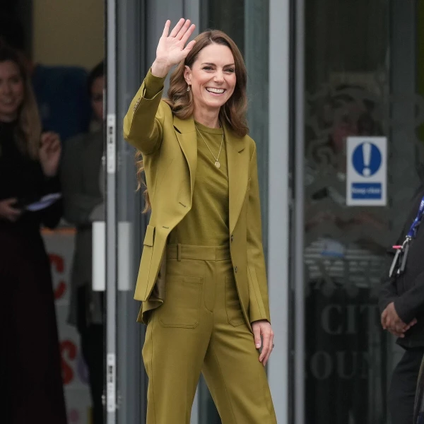 Kate Middleton uvijek nas osvoji, njezino elegantno zeleno odijelo želimo u svom ormaru