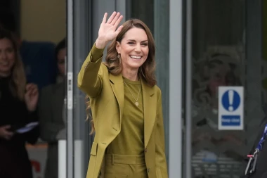 Kate Middleton uvijek nas osvoji, njezino elegantno zeleno odijelo želimo u svom ormaru