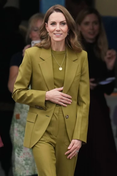 Kate Middleton uvijek nas osvoji, njezino elegantno zeleno odijelo želimo u svom ormaru