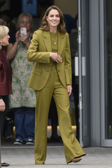 Kate Middleton uvijek nas osvoji, njezino elegantno zeleno odijelo želimo u svom ormaru