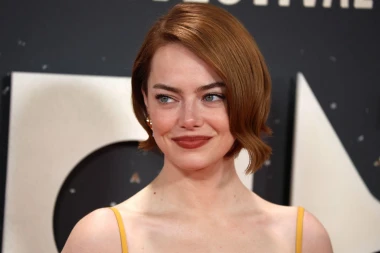 Emma Stone na crvenom tepihu nosila nježnu haljinu i opet potpuno oduševila