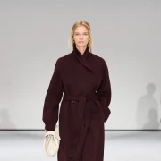 Ove jeseni nosimo bordo: 10 chic kaputa koji osvajaju na prvi pogled