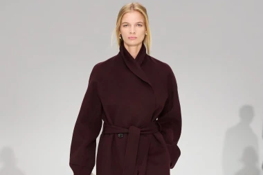 Ove jeseni nosimo bordo: 10 chic kaputa koji osvajaju na prvi pogled