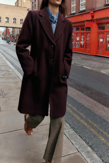 Ove jeseni nosimo bordo: 10 chic kaputa koji osvajaju na prvi pogled