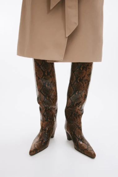 Zmijski uzorak na cipelama i čizmama nosit će žene koje vole odvažno