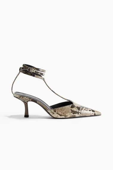 Zmijski uzorak na cipelama i čizmama nosit će žene koje vole odvažno