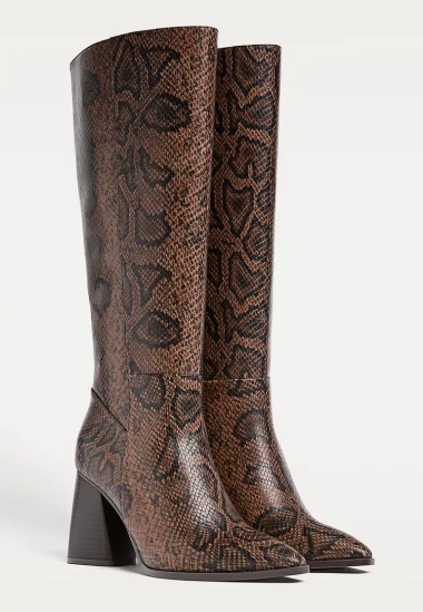Zmijski uzorak na cipelama i čizmama nosit će žene koje vole odvažno