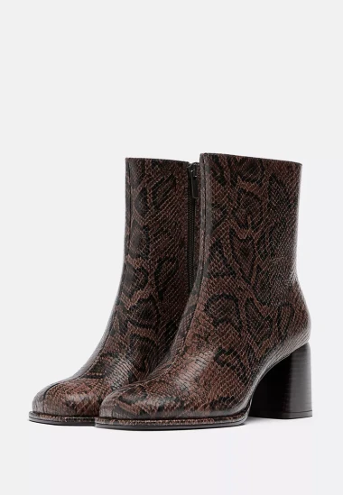 Zmijski uzorak na cipelama i čizmama nosit će žene koje vole odvažno