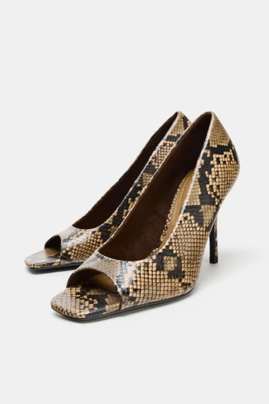 Zmijski uzorak na cipelama i čizmama nosit će žene koje vole odvažno