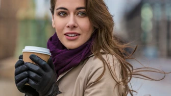 Styling šalova i marama: Vodič za savršen jesenski izgled