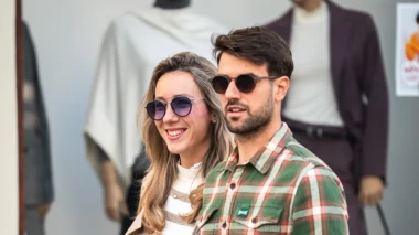 Chic par sa špice: On u nijansama zelene, a ona pokazala zavidnu liniju u trapericama