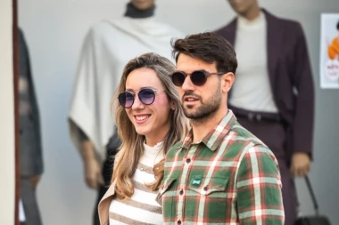 Chic par sa špice: On u nijansama zelene, a ona pokazala zavidnu liniju u trapericama