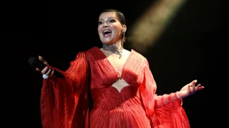 Nina Badrić zasjala u crvenoj haljini: Ovo je njezinih 10 najelegantnijih izdanja s koncerta