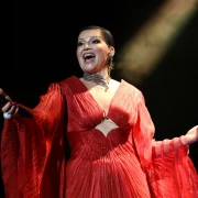 Nina Badrić zasjala u crvenoj haljini: Ovo je njezinih 10 najelegantnijih izdanja s koncerta