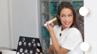 Kamera vidi &scaron;to ogledalo ne otkriva: Vodič za savr&scaron;en makeup za fotografiranje