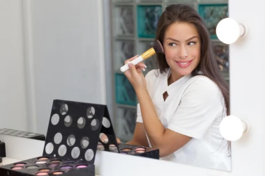 Kamera vidi &scaron;to ogledalo ne otkriva: Vodič za savr&scaron;en makeup za fotografiranje